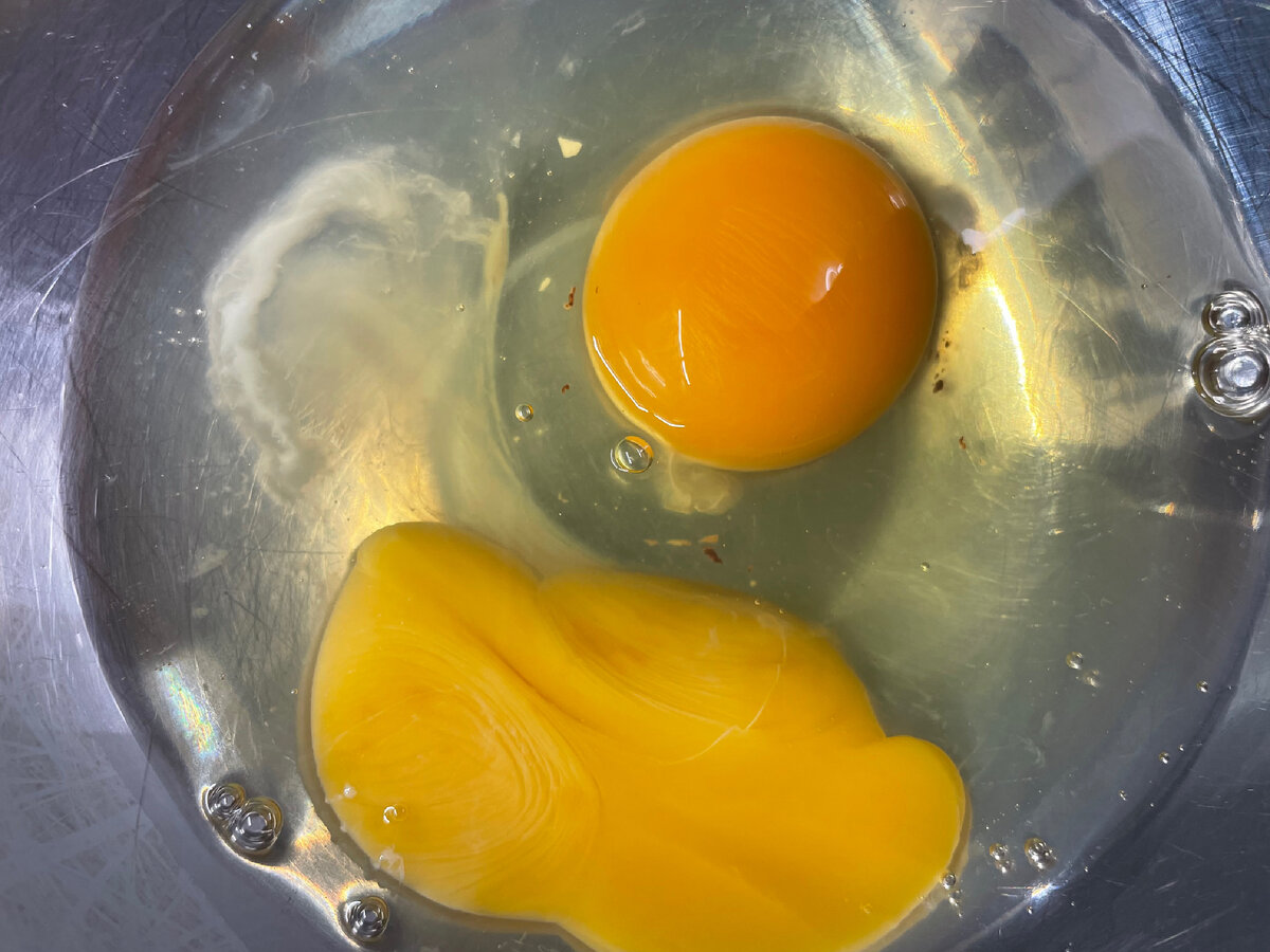 Взбить венчиком, добавить соль и сахар 