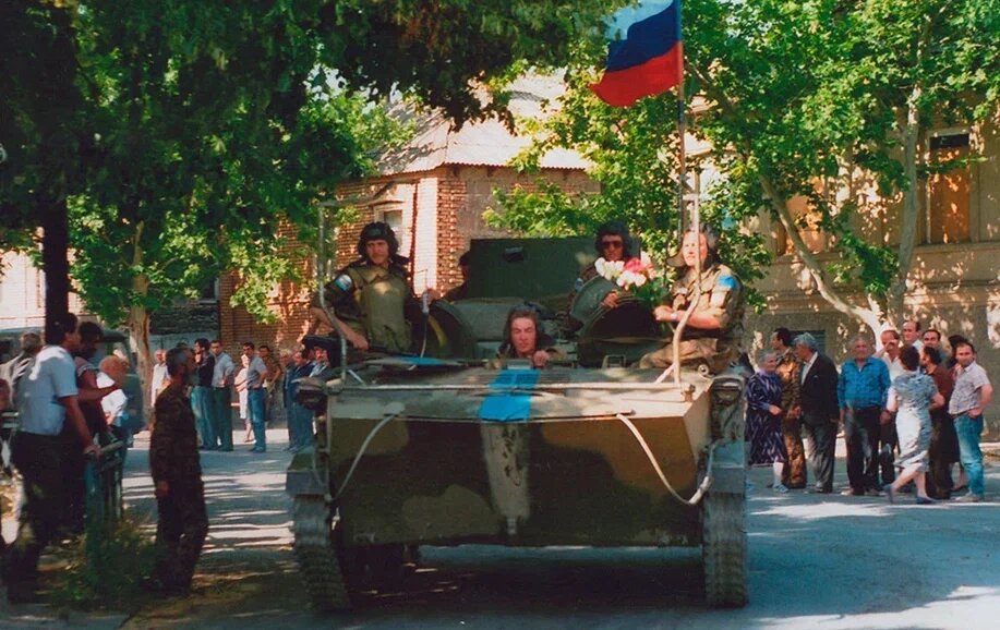 Жители Южной Осетии с цветами встречали российских миротворцев в 1992 году