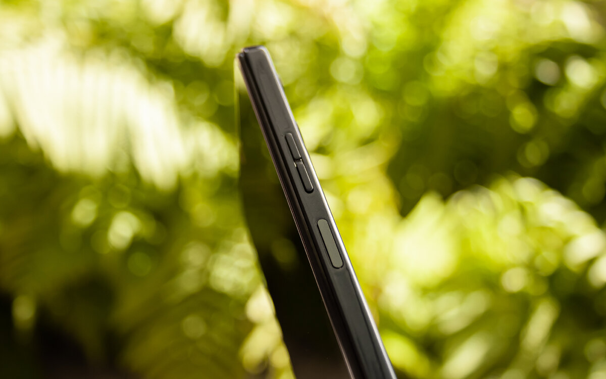 Кнопка питания со сканером и клавиши регулировки громкости на правой грани