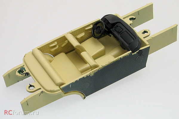 Салоны окрашивались в бежевый цвет, торпедо оставалось черным.