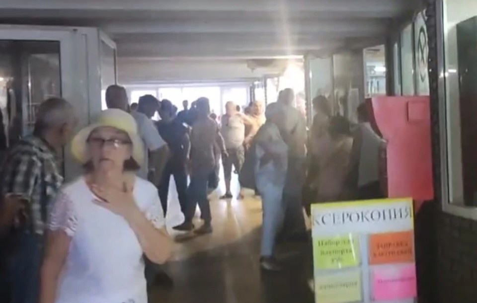     Люди во время обстрела прятались в подземных переходах. Фото: Скриншот видео ЧП Донецк