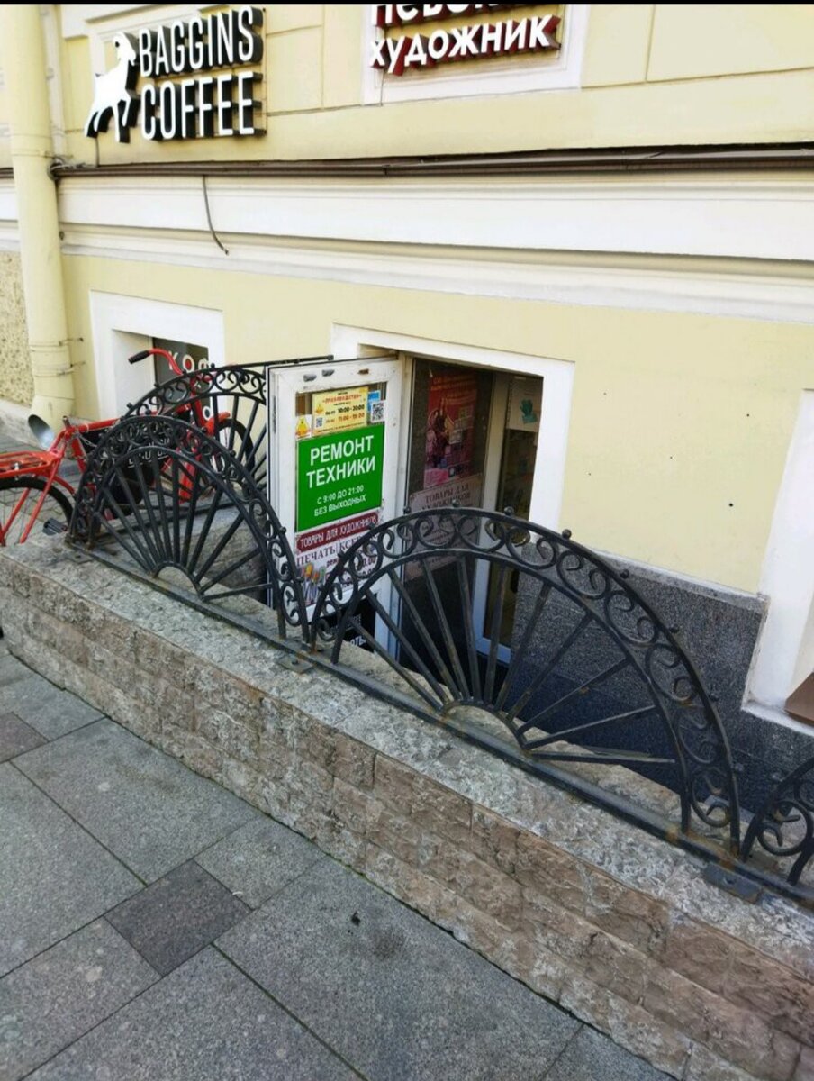 В 8-00, когда я появляюсь из недр подземки, оно уже работает. 