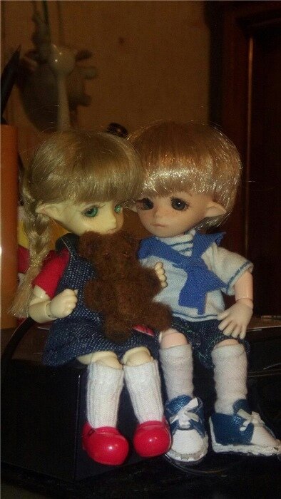 Светлый парик для Ленки у меня, увы, появился только когда все фото уже были отсняты. В общем, в идеале брат и сестра б выглядели вот так (листайте галерею). А без идеала на других фотках Ленка будет все же темненькой.