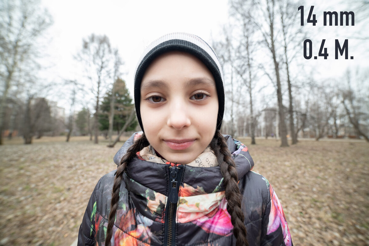 Сверхширокоугольный объектив 14 мм с углом поля зрения 114°. Диафрагма f/4. Дистанция фокусировки — 0,4 м.