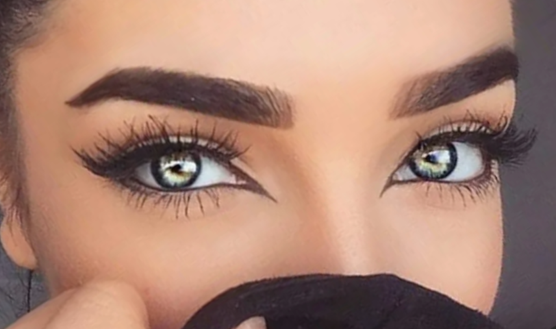 Оставь в прошлом графичные брови! Вместо этого зачеши их при помощи геля или мыла для бровей наверх и немного подкрась карандашом в волосковой технике