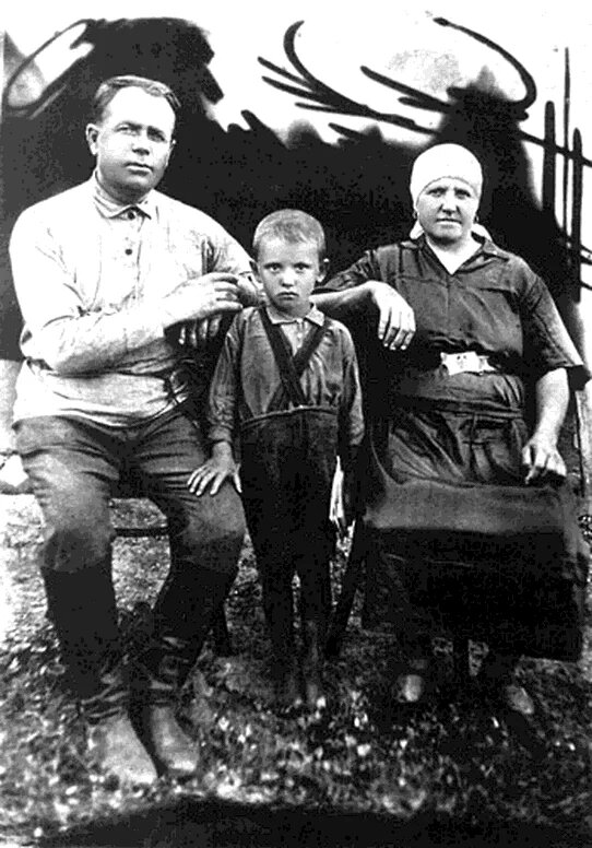 Маленький Михаил Горбачев с родителями. 