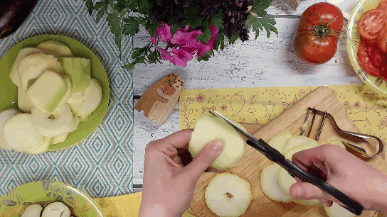 Ножницами легко придать любую форму кабачкам