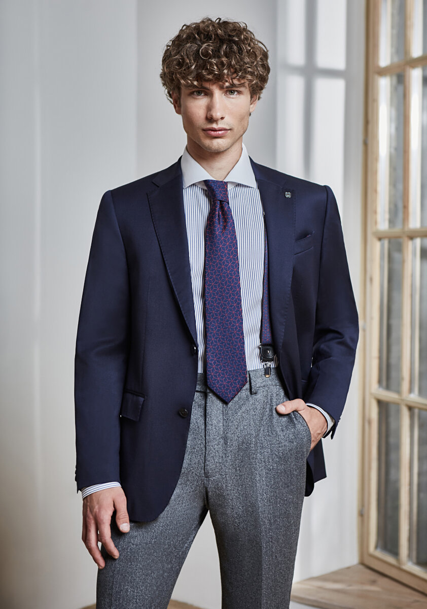 Костюмный пиджак из ткани REDA (Италия) JT1-0202-S NAVY; Рубашка Non-Iron в полоску SHL-1927-S BLUE; Галстук классический TS-2488 NAVY; Подтяжки с узорами SU-0117 NAVY; 