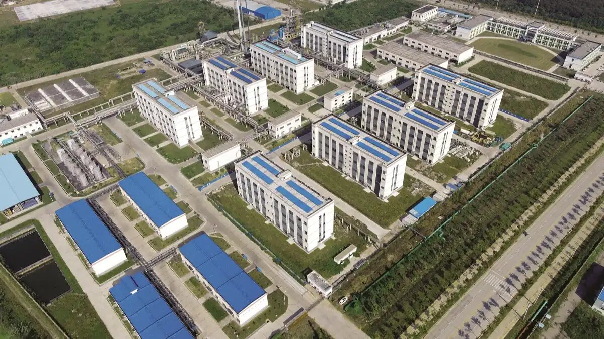 Фото:пресс-служба компании «Август» Завод компании «Август» в КНР начал выпуск действующих веществ для гербицидов.