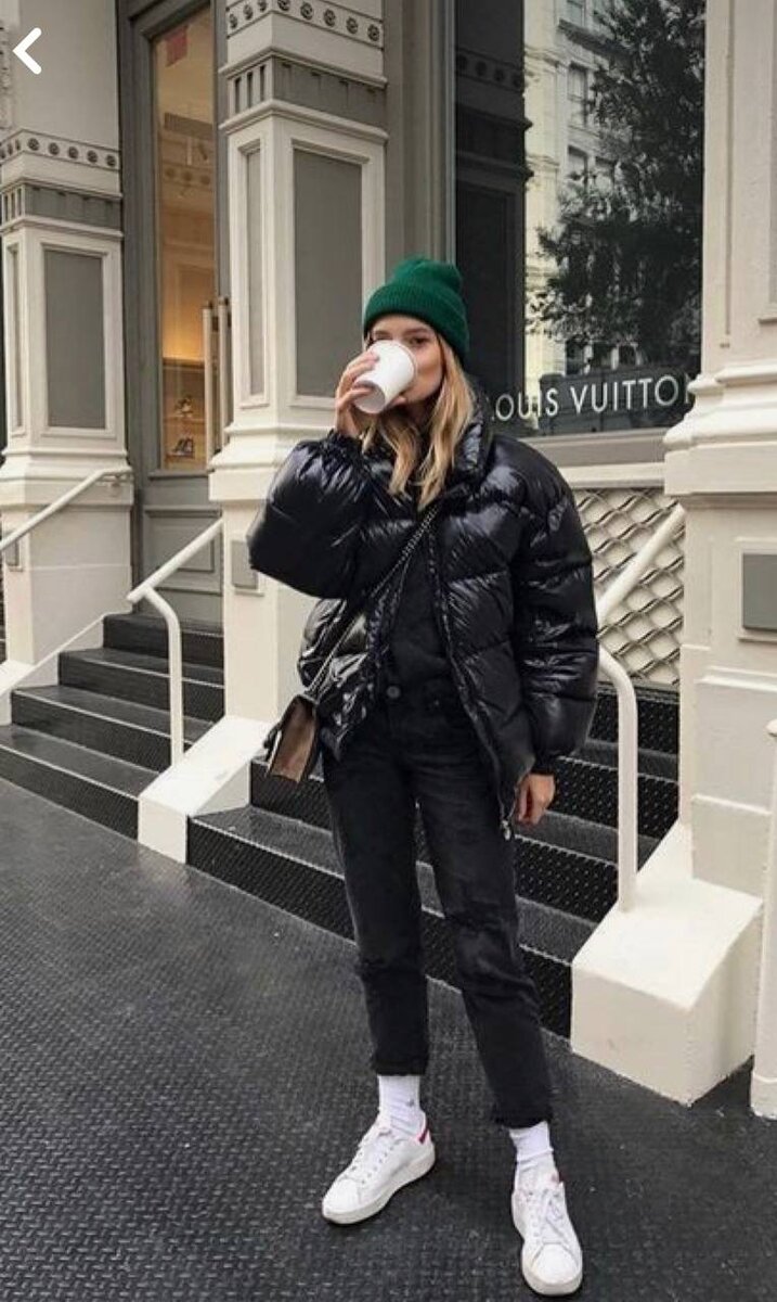 Зимние спортивные луки. Шапка под черную куртку. Шапка к черной куртке. Шапка к черному пуховику. Зимние кроссовки с куртками.