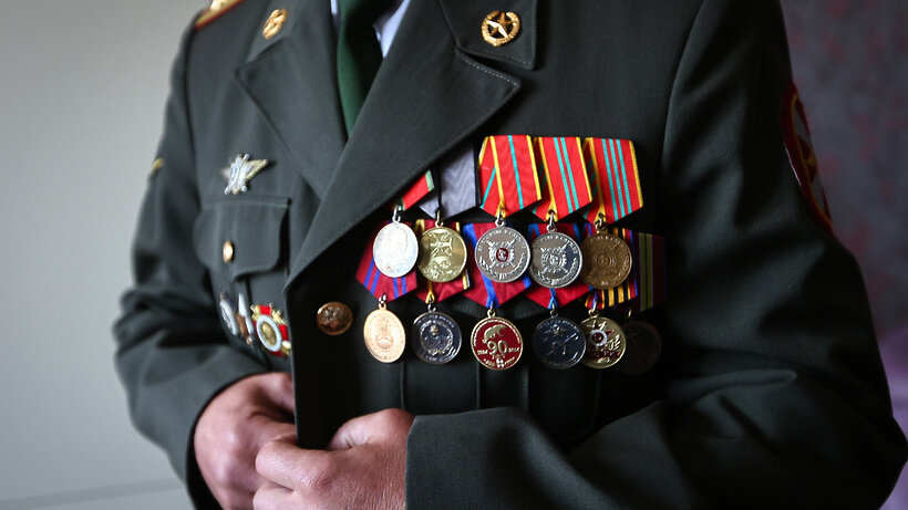    Губернатор Московской области Андрей Воробьев награждает офицеров-добровольцев, отправившихся на Донбасс © Антон Чернов, «Подмосковье Сегодня»