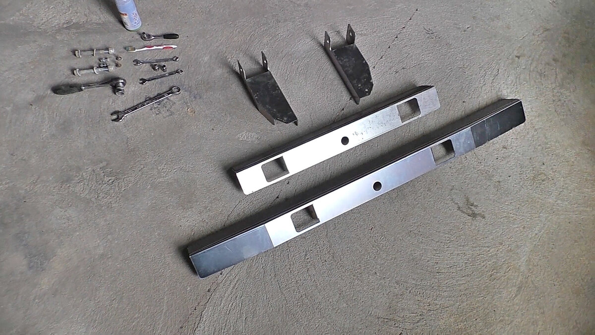 Два усилителя - старый и новый. Раньше в коробку клали первый вариант (короткий), но теперь по умолчанию идёт расширенный, закрывающий весь бампер. И это правильно.