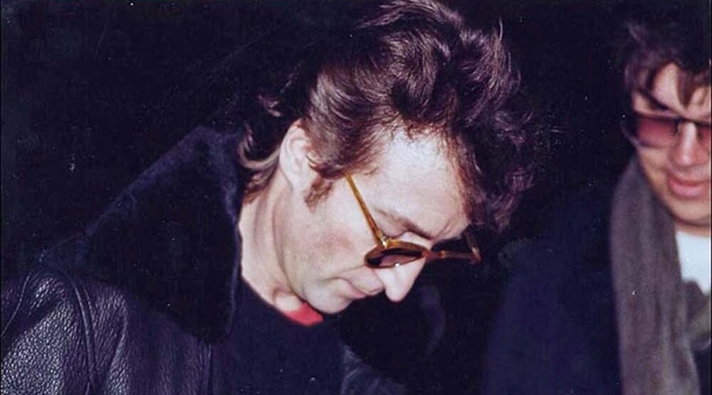 Джон Леннон подписывает копию «Double Fantasy» Марку Чепмену (виден справа). До смерти Леннона от выстрелов Чепмена остается несколько часов/ Фото: Paul Goresh  📷
