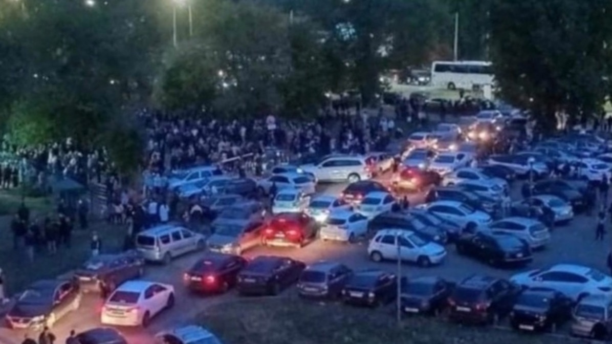     Жители Татарстана показали, как провожали первых мобилизованных. Фотографии и видеозаписи публиковали в городских сообществах во «ВКонтакте».