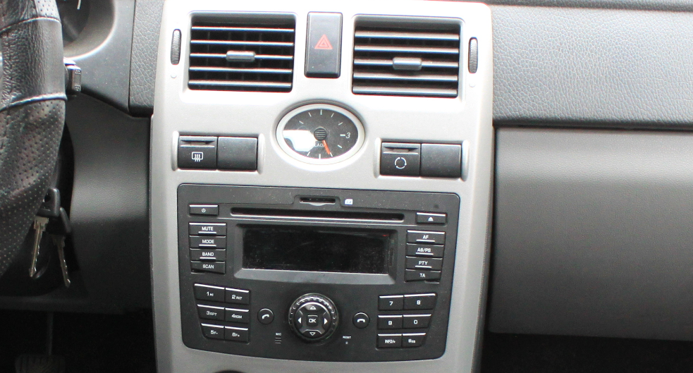 В большинстве случаев, функционал автомобильных головных устройств ограничивается такими "коробочками с кнопочками" - контактировать с которыми - не сильно то и удобно.