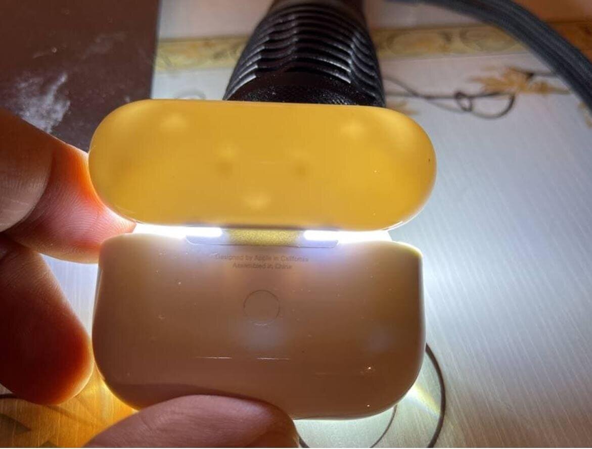    Поддельные AirPods легко распознать. Но сейчас в крышке действительно есть микрсхемы