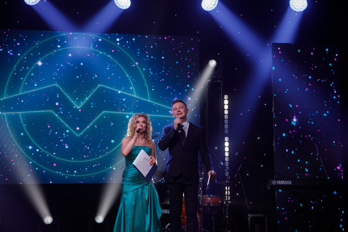 Ведущие: Дмитрий Карась и Елена Михайловская 