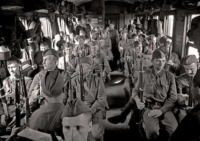 Бойцы 4-й ДНО Куйбышевского района едут на фронт в поезде