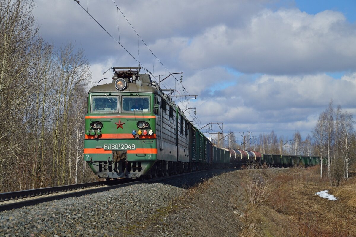 Электровоз ВЛ80С-2049 (перекрашен в корпоративный окрас) с грузовым поездом. Кировская область, перегон Котельнич-I - Ацвеж, 25.04.2015