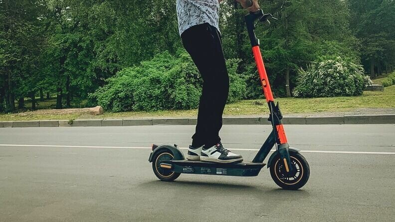     Они продолжают стоять на улицах города, но арендовать их нельзя.