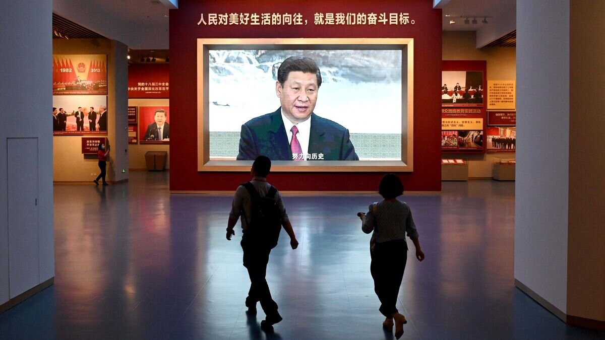Журналисты проходят мимо экрана с изображением президента Китая Си Цзиньпина во время посещения Музея Коммунистической партии Китая© AFP 2022 / Noel Celis