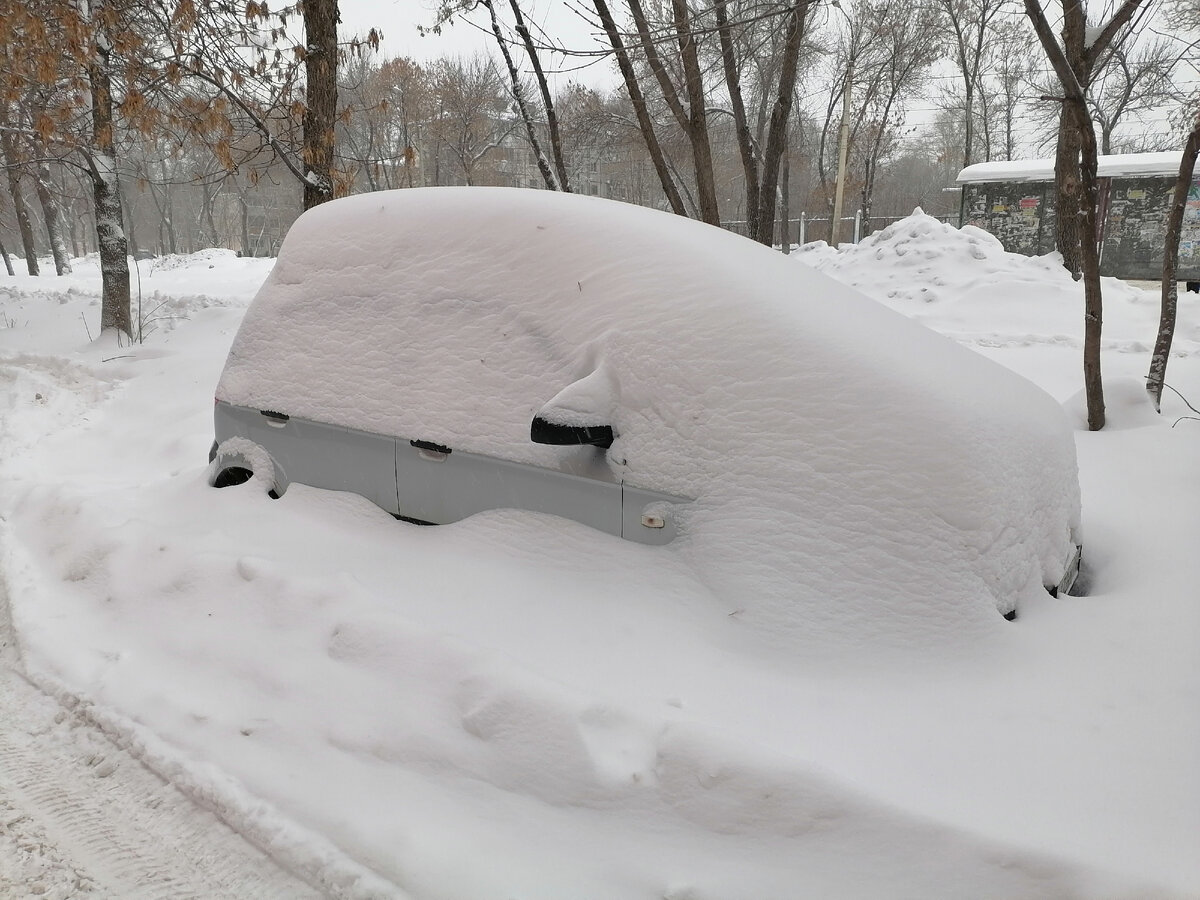 Вот нашла зимнюю фотографию, так стояла, занесенная снегом моя машина. 