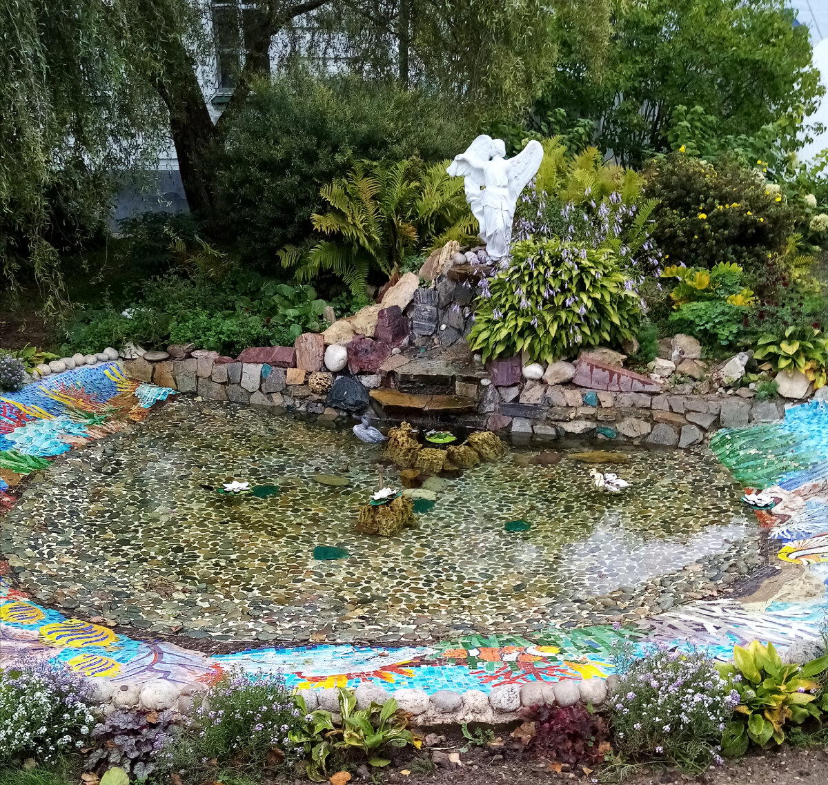 Фигурка ангела, красивая горка.