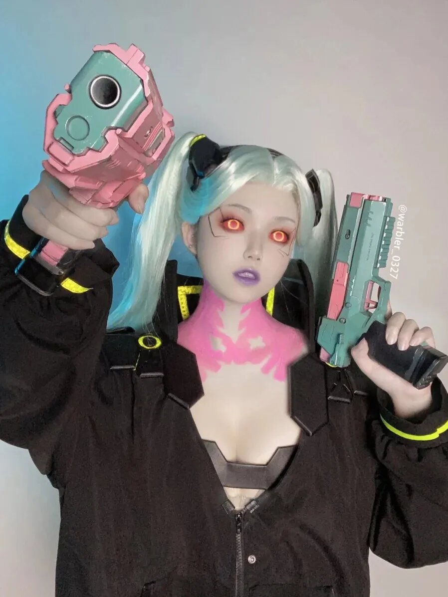 Косплей на Ребекку из аниме Cyberpunk: Edgerunners. Косплеер: Warbler.   📷