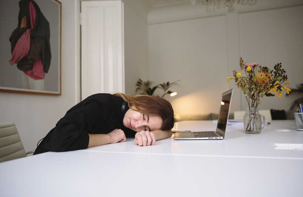 Перед процедурой немного отдохните, только не засыпайте на рабочем месте. Фото: Polina Zimmerman