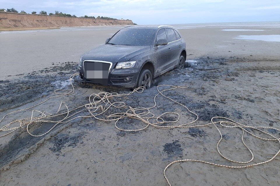     Бросать дорогую машину хозяин не хотел, даже если начнет прибывать вода. Фото: областная служба спасения на водах