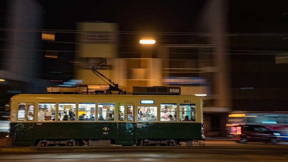     Под вагоном лопнули пути, из-за чего он выкатился за пределы колеи.