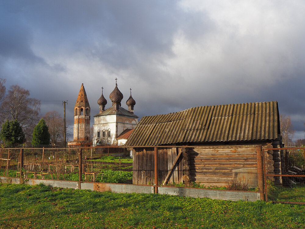 Церковь и сарайчик.