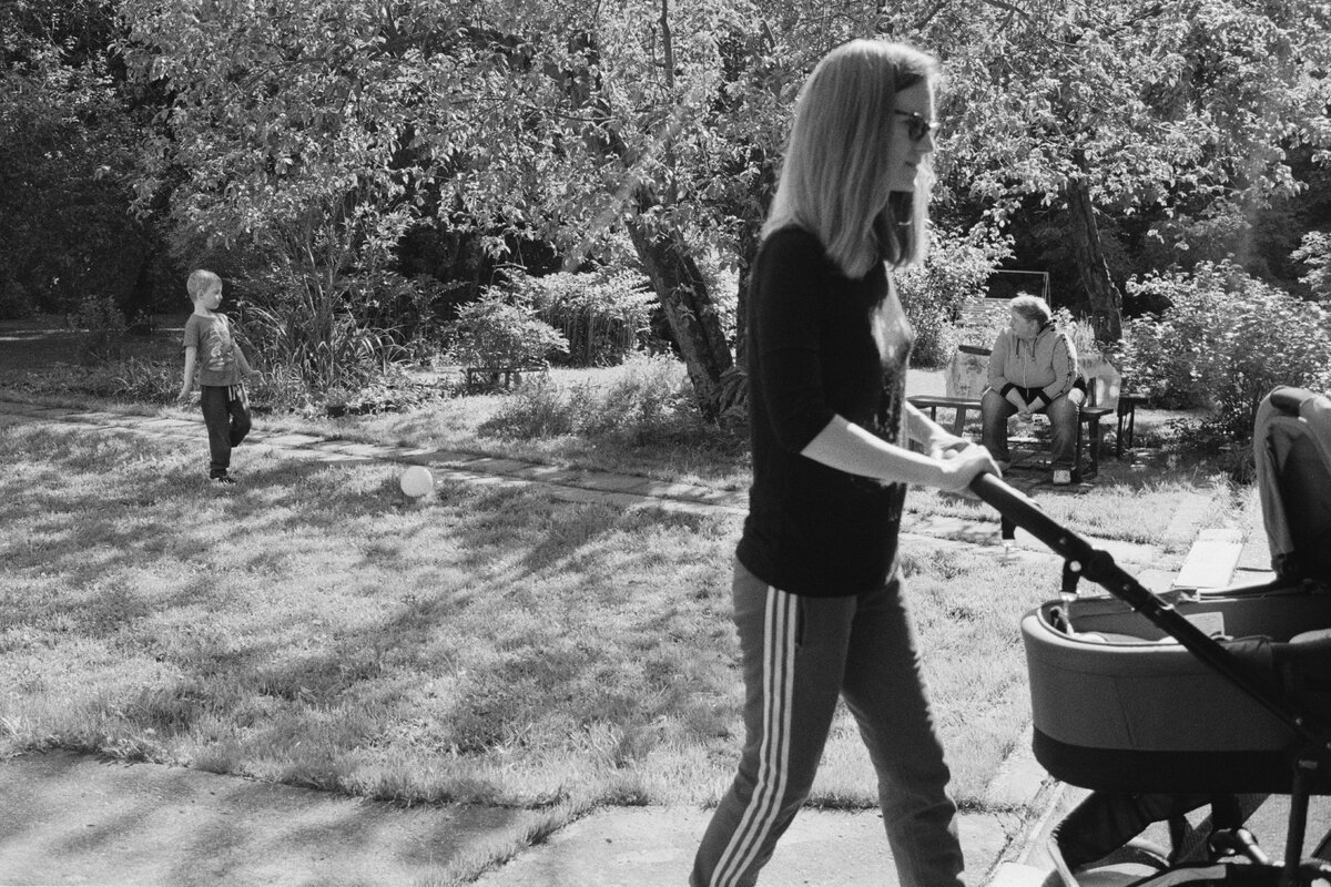 Фотограф: Ольга Изаксон. Серия«Жизнь дома». Посёлок Мозжинка, Московская область, 2022