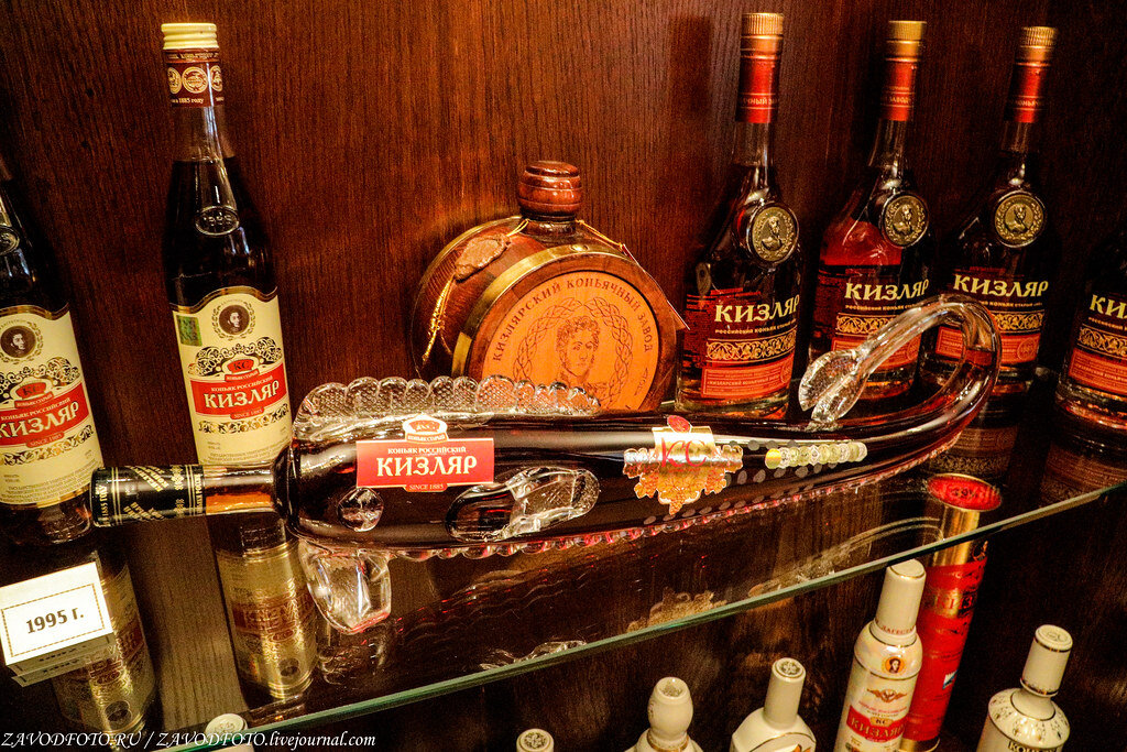 Кизлярский завод дагестан. Коньяки кизлярского коньячного завода. Коньяк багратион кизлярский. Кизлярский завод сайт. Коньяки кизлярского коньячного завода.