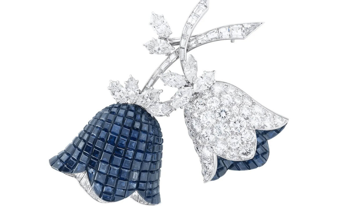 Брошь Bellflowers, 1969 г. Платина, желтое золото, сапфиры Mystery Set, бриллианты, Van Cleef & Arpels Collection фото из открытых источников