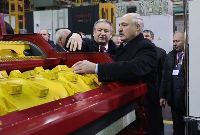    Александр Лукашенко во время посещения ОАО «Гомсельмаш», 20 ноября 2020 года President.gov.by