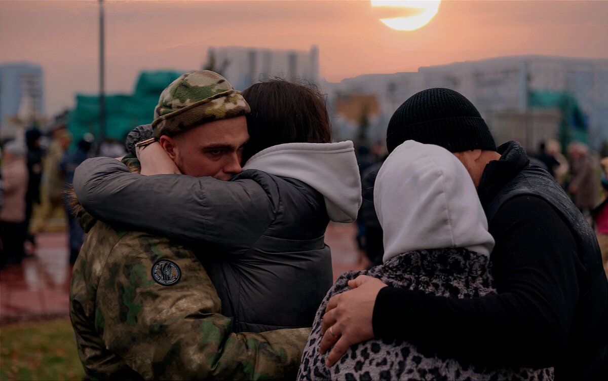 Проводы мобилизованных ребят в Кемерово. Фото для иллюстрации с сайта ngs42.ru, обработано автором