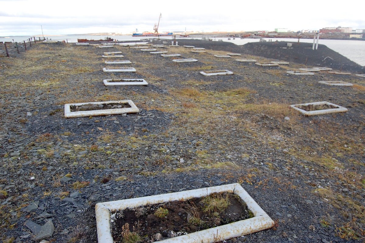 Захоронения «старого кладбища» обозначены металлическими конструкциями. Оставлять привычные памятники оставлять здесь не принято