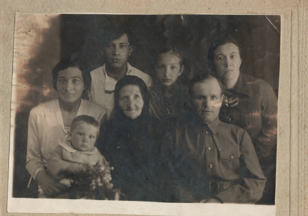 Фотография сделана накануне войны. Верхний ряд: дядя Юра, Лёля - дочь тёти Любы, тётя Люба. Нижний ряд: мама и я, бабушка, Анатолий Иванович Бобков- (второй) муж тёти Любы