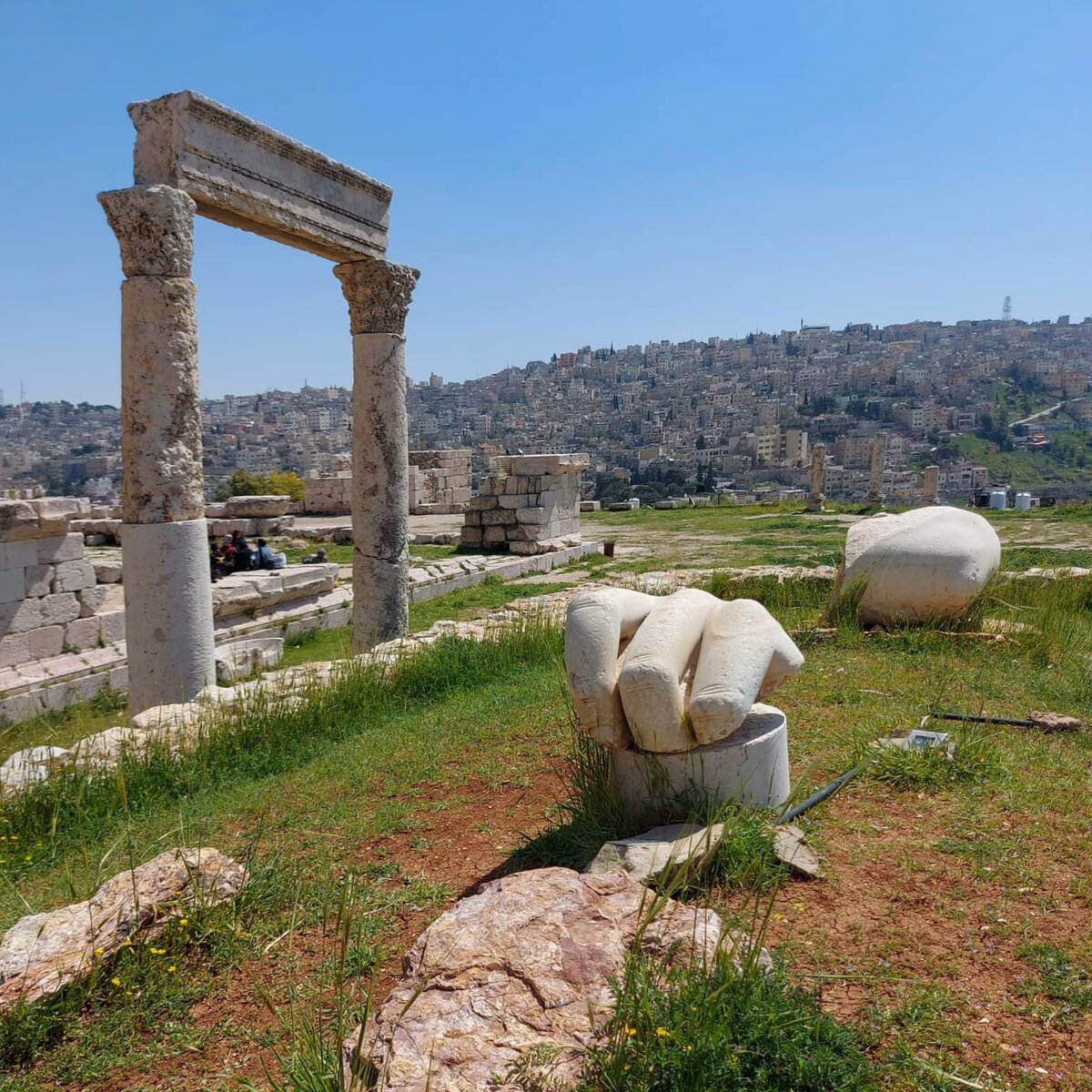 Фрагменты античной статуи - часть кисти и локоть, Цитадель Аммана, Иордания (фото автора).