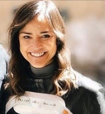 Младшая сестра Киану Ривза КИМ РИВЗ. Ким Ривз родилась 16 сентября 1966 года в Сиднее, Австралия, в семье Патрисии Тейлор и Сэмюэля Ноулина Ривза-младшего. Ее родители были женаты с 1964 по 1966 год. Как и знаменитый брат, Ким имеет китайское, английское, португальское, ирландское и коренное гавайское происхождение со стороны отца и английское происхождение со стороны матери.В 1992 году у неё диагностировали лейкемию. 10 лет мужественно боролось с болезнью. Киану Ривз оплачивал дорогое лечение сестры и всячески её поддерживал. Последняя информация о Ким - она переехала в Европу и ведёт тихий уединённый образ жизни. Брат, несмотря на всемирную популярность и узнаваемость, умудряется инкогнито посещать её. Ким и Киану по-прежнему вместе! 