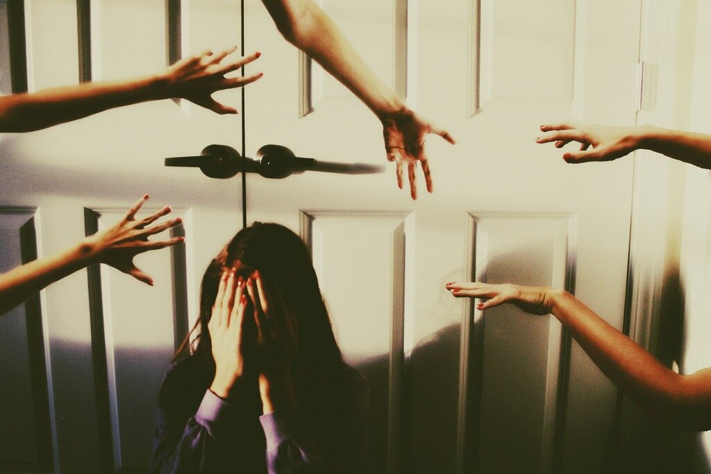 Андрофобия. Угол я зависимый от страха. Парень в углу. Страхи и фобии. Преодоление страха.