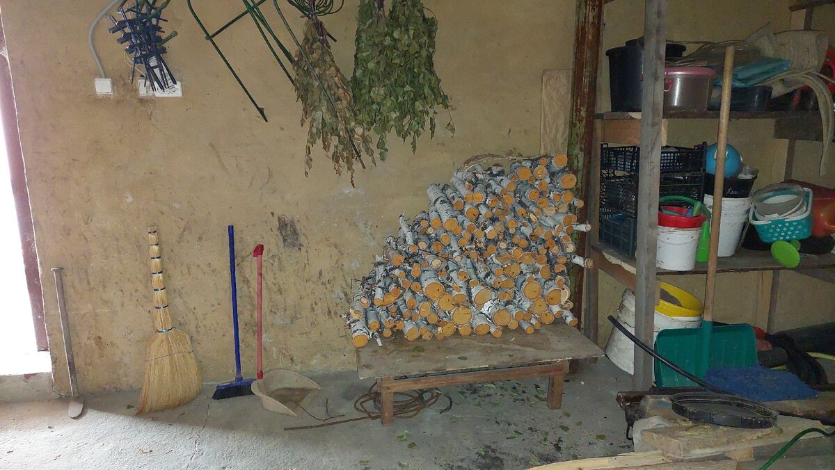 Дровница мужа.