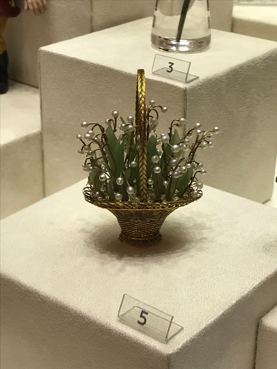 Настольное украшение «Корзина с ландышами». Золото, жемчуг, нефрит. Мастер Михаил Перхин. 1898 г.