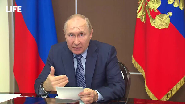 Президент РФ Владимир Путин поручил учитывать мнение самих военных по поводу экипировки. Видео © LIFE
