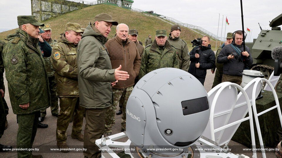     Во время рабочей поездки Александр Лукашенко изучил образцы военной техники и пообщался с журналистами. Фото: сайт президента Беларуси
