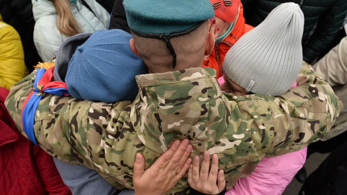    Мужчина, призванный на военную службу в ходе частичной мобилизации, прощается с родными © РИА Новости / Александр Кондратюк