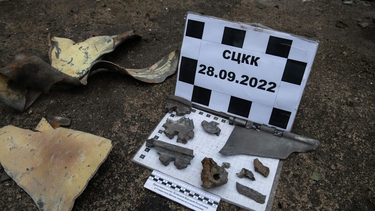    Фрагменты от разорвавшихся снарядов после обстрела со стороны ВСУ в городе Брянки в ЛНР© РИА Новости / Валерий Мельников