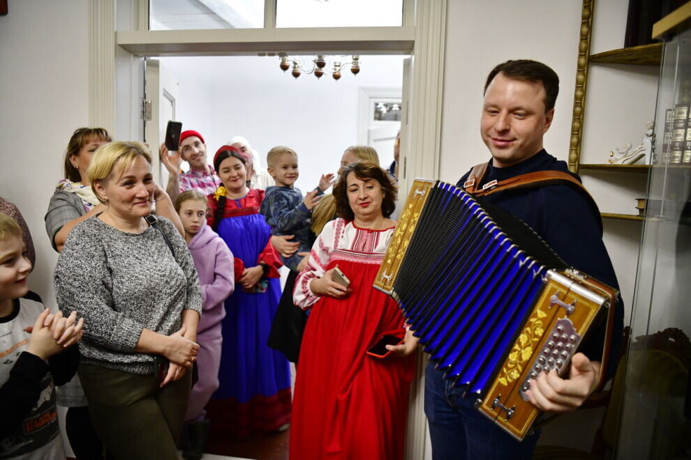    В Салехарде открылась выставка гармоней, зовущих в пляс