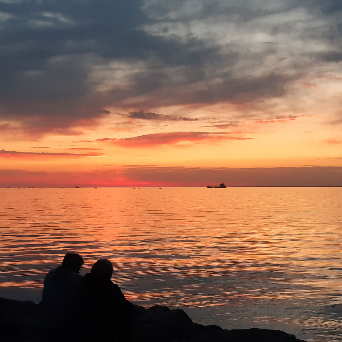 Обложка для первого релиза "Sunset", когда он был выложен как сингл